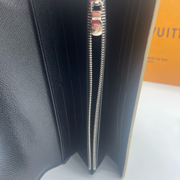 Louis Vuitton Limited Edition Epi World Tour Twist Lock Wallet NWOT - Picture 8 of 10